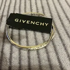 【国内発送】Givenchy Pave Twist Bangle Bracelet セール Givenchy Pavé Twist Bangle Bracelet - Macy's